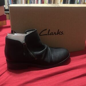 NIB Clarks Clarkwell Womens Black Leather Ankle Booties